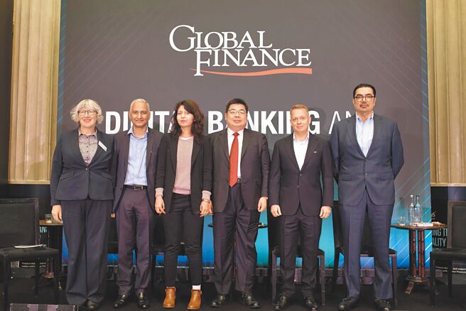 《Global Finance》邀請中國信託銀行、花旗銀行、北歐聯合銀行、卡達商業銀行及印孚瑟斯（Infosys）等共計5位講者進行對談，中國信託銀行數位科技處處長王俊權（右三）代表出席。（主辦單位提供）