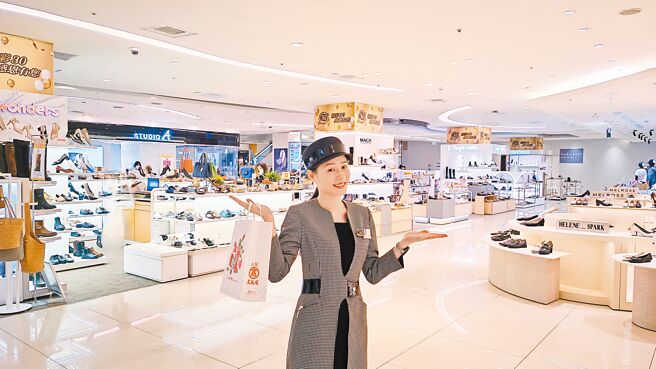 为迎接百货周年庆商机，大叶高岛屋表示；拥有App会员与联名卡双重身分者，享受的折扣优惠将最多。（大叶高岛屋提供／洪凯音台北传真）