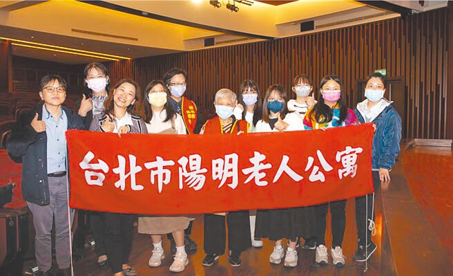 前台北市长柯文哲推行青银共居政策成效不彰，北市社会局改採青银共伴方式辅助执行。图为阳明老人公寓与文化大学共同推动的「青银共居」。（文化大学提供／温予菱台北传真）