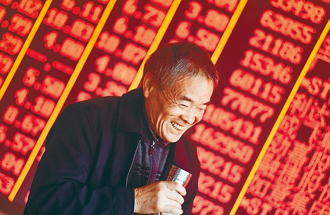 北京當局9月24日出台寬鬆貨幣新政後，陸股強勢反彈，A股連續4天全線放量大漲。資料圖為投資人喜迎股票上漲。（新華社）