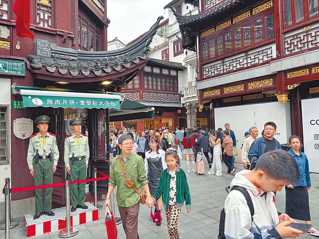 大陸十一長假，民眾出遊之餘，也催生一波文旅消費潮，對提振經濟助力不少。圖為上海豫園。（朱紹聖攝）