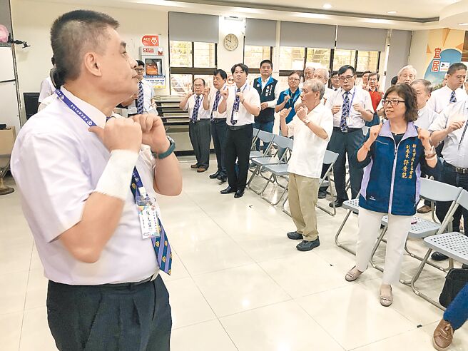 新北市社會局攜手中華民國紳士協會，6日在新莊區聯合市民活動中心舉行第594處社區照顧關懷據點揭牌儀式，眾人在據點一起做運動。（新北市社會局提供／陳慰慈新北傳真）