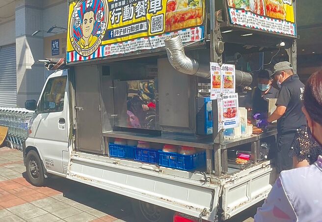 行動餐車創業門檻低成為熱門新興行業，民進黨市議員黃崇真說，行動餐車在桃園市並無專法，建議桃市府應訂定自治條例有所規範，其中有關車輛安全、環境、食安等問題應該被重視。（呂筱蟬攝）