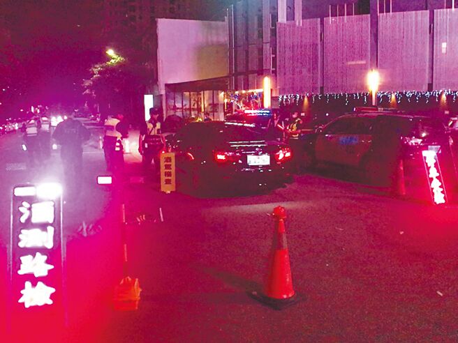 台中1名李姓男子去年深夜駕駛親友車輛，行經警方酒駕路檢處未停車遭裁處吊扣車牌24個月，經提起行政訴訟，成功撤銷原扣牌處分。圖為示意圖。（本報資料照片）