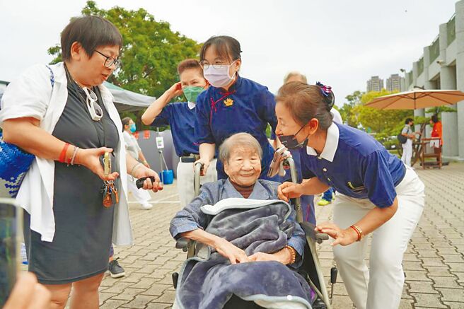 黃煙（輪椅者）姊姊的故事曾被翻拍成電影《瘋女18年》引發社會共鳴。（台南市社會局提供／程炳璋台南傳真）