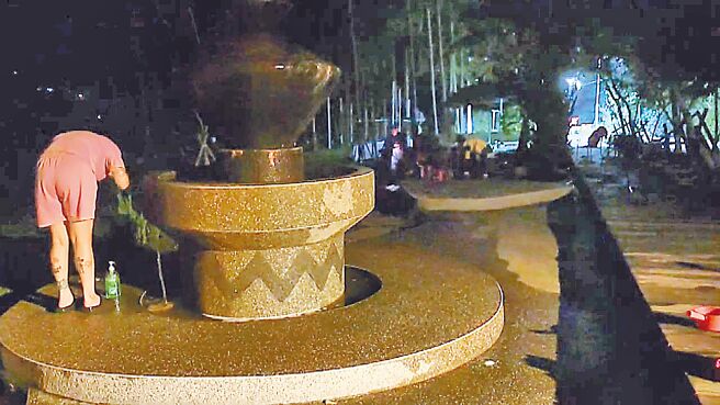台東縣金峰鄉嘉蘭村自來水導水管遭山洪沖毀，全村百餘戶無水可用，鄉公所開放嘉蘭溫泉公園提供免費盥洗服務。（蕭嘉蕙攝）