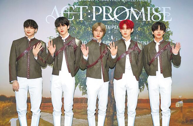 TXT成员休寧凯（左起）、秀彬、杋圭、然竣、太显5日接受台湾媒体联访。（罗永铭摄）