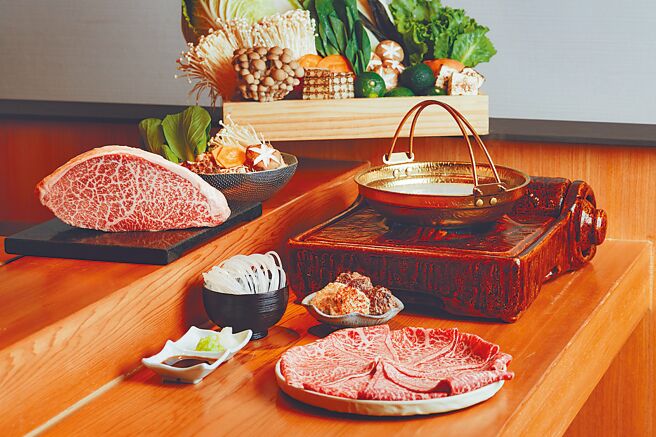 新光三越台北南西店牛喜寿喜锅日前新开幕。（新光三越提供）