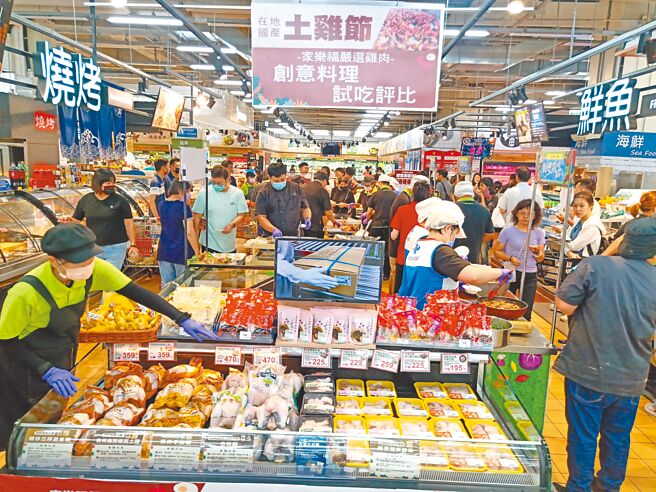 「在地國產土雞節創意料理試吃評比」，10月12日、13日在家樂福指定分店舉行。（家樂福提供）