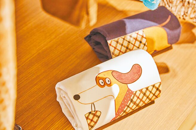 DAKS慶祝品牌創立130周年，和插畫家Slowboy合作。（DAKS提供供）