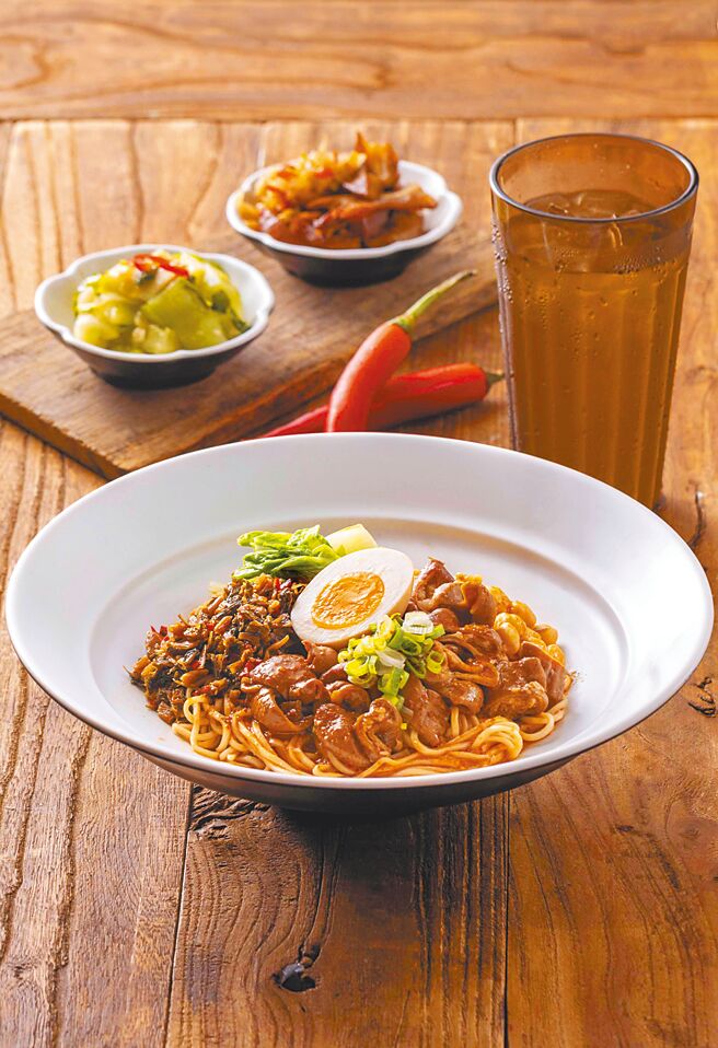 由藝人曾國城創立的「PaMi曾拌麵」插旗信義區，首家都會區實體麵館進駐新光三越台北信義新天地A11美食街，推薦必吃的「川味滷肥腸乾拌麵」（見圖），且為新光三越A11限定餐點，只有現場才吃得到。（PaMi曾拌麵提供）