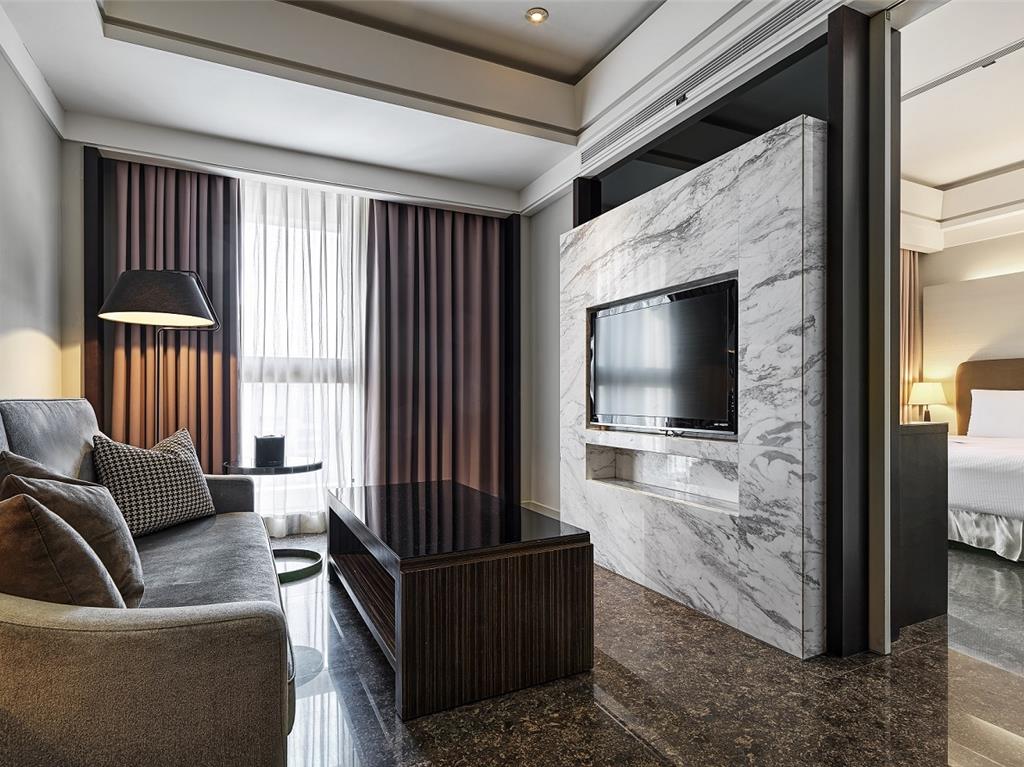 六福居推出「2024台灣同志遊行合作彩虹之愛」住房專案，房客可入住都會景觀套房。（六福居公寓酒店提供）