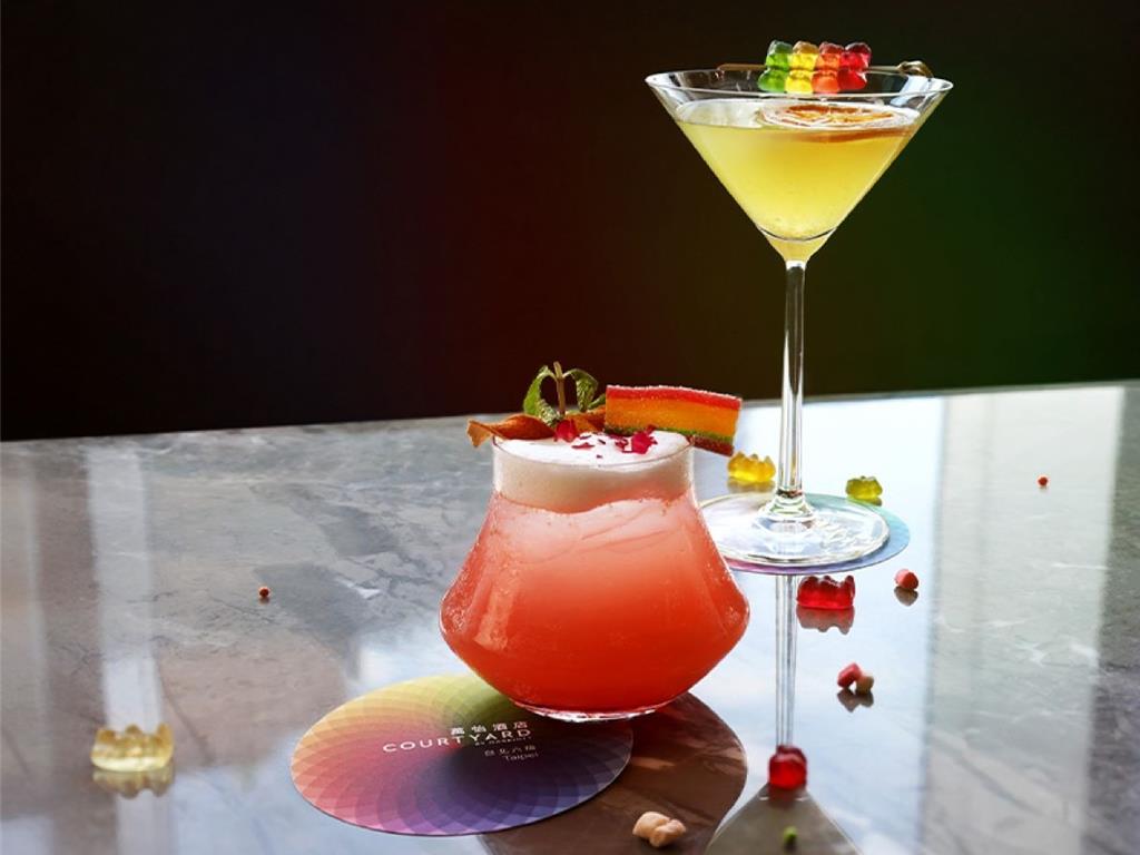 「2024台灣同志遊行合作彩虹遊」專案可享大廳酒吧特色調酒。（台北六福萬怡酒店提供）《中時新聞網》關心您：飲酒過量，有礙健康。酒後不開車，安全有保障！