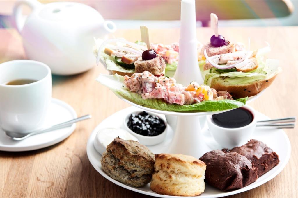 「2024臺灣同志遊行合作彩虹之愛」住房專案可享「smith＆hsu現代茶館」下午茶組。（六福居公寓酒店提供）