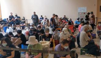 一票阿嬤深夜排隊「瘋搶1物」  網驚呆：坐輪椅也來排