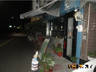 碰一聲！大貨車深夜撞遮雨棚心虛落跑  店家睡夢中驚醒怒報警