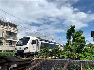 台铁R200型柴电机车试运转出包 卡花莲平交道