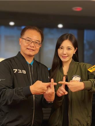 史上頭一遭！主播虞承璇搭檔「將軍爸」轉播國慶　父女同台超吸睛