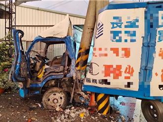 疑天雨路滑撞斷電線桿 貨車駕駛當場慘死！後方騎士也遭殃