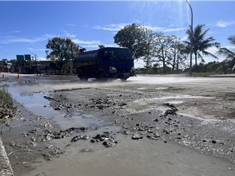 災後台東千歲橋泥濘騎士摔車頻傳 集資洗街車清洗道路