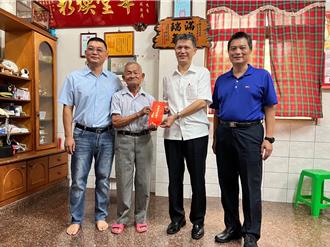 新營警重陽節敬老 分局長親訪同仁90歲老父話家常