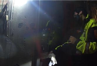 台中獨居嬤深夜大門卡住泣報案  暖警與毛巾「拔河」解圍