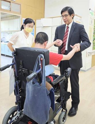 骨科權威李光申 為瑪利亞基金會身心障礙者提供衛教諮詢