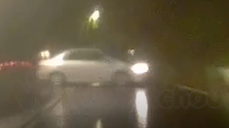 幸运值点满！骑士山路遇「打滑外抛车」 惊险闪避吓傻了