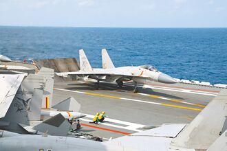 陸大連艦遇「外機模擬俯衝攻擊」 退將預言殲-15出手了