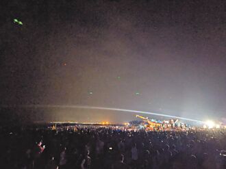 东港 抢拍烧王船 40无人机乱窜险撞