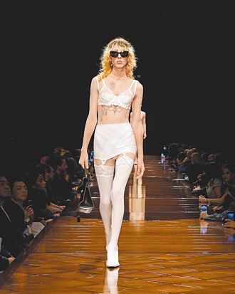 泰星PP Krit观秀先宠粉 Balenciaga跃上餐桌走秀