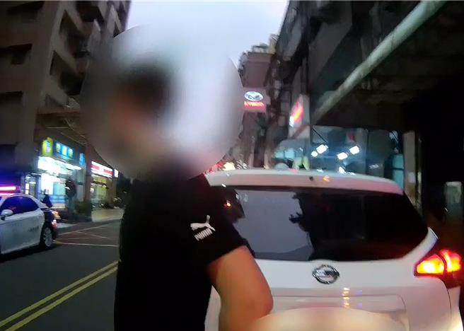 高雄鬧區有男子無故在路上持槍，警方獲報立即到場逮捕，在車內搜出1把手槍及7顆子彈送辦。（警方提供／任義宇高雄傳真）