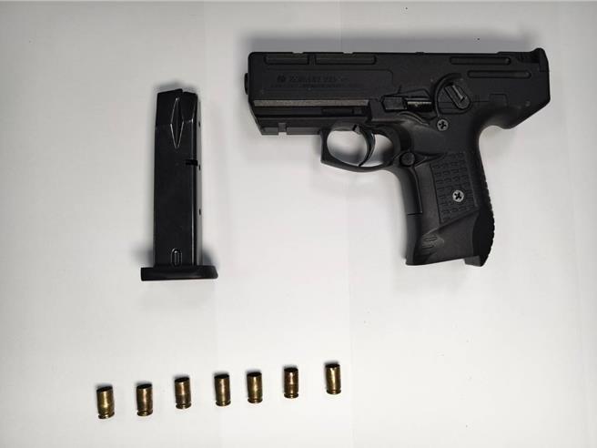 高雄鬧區有男子無故在路上持槍，警方獲報立即到場逮捕，在車內搜出1把手槍及7顆子彈送辦。（警方提供／任義宇高雄傳真）