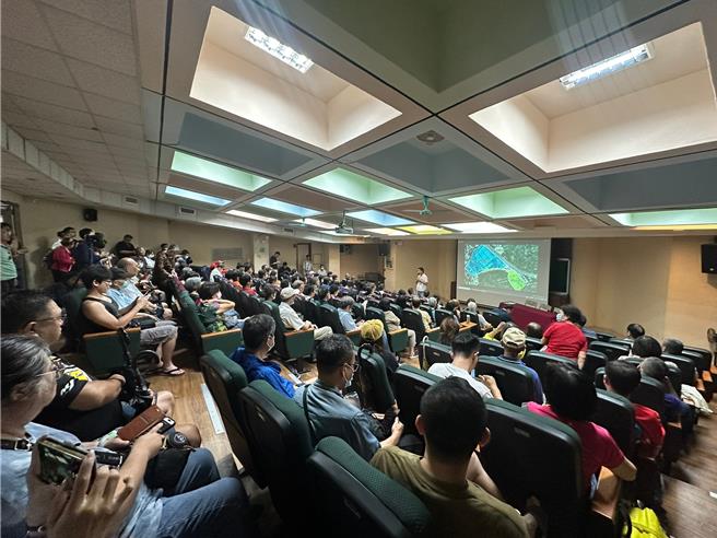 国民党台北市议员曾献莹7日晚间于大安国小举行「黎元停车场新建礼仪大楼里民陈情会议」，并邀请殡葬处长张世昌出席与民眾沟通。（摘自曾献莹脸书）