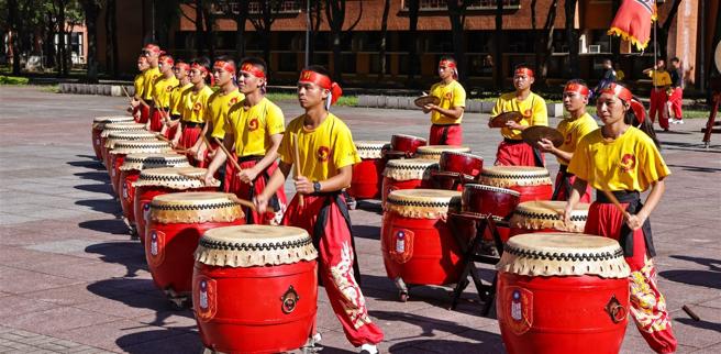 战鼓队成员反覆进行走位与节拍训练，并透过计时器的精确读数，确保每个鼓点和动作完美一致。（记者谢承宏摄）
