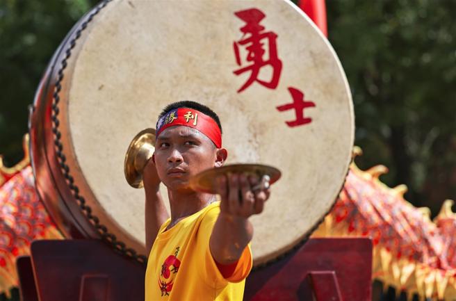 陆专战鼓队成员全神贯注，期将最好一面呈现在国人面前。（记者谢承宏摄）
