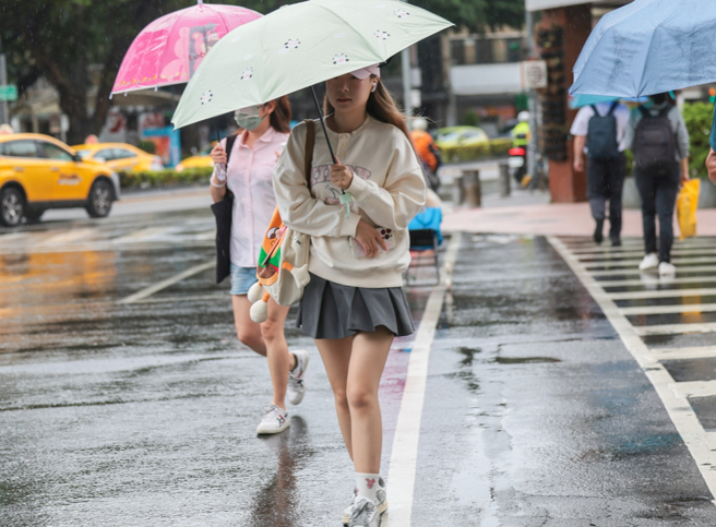 东北季风影响及水气偏多，易有短延时强降雨。（本报系资料照）