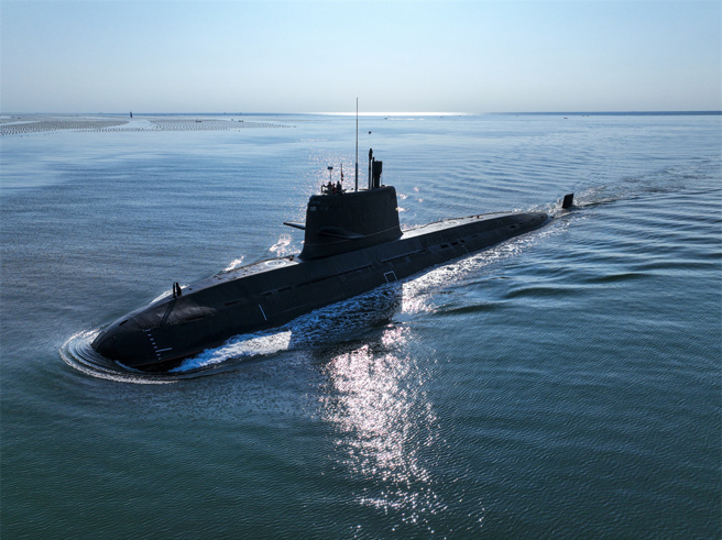 早先传出中国一艘核动力攻击潜艇下水，该潜艇用泵喷推进系统，而美方最新的消息显示它可能是一艘核动力辅助的常规潜艇。（图／环球网）