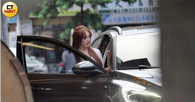 林子洧开车温馨接送女友Dora，一路送往台北大巨蛋。（图／本刊摄影组）