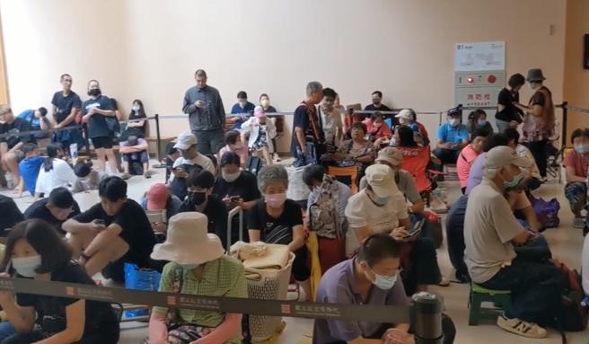 过去不少联名限量商品都可见排队人龙，且队伍中不乏有年长者代排。（示意图／叶宣婕摄）