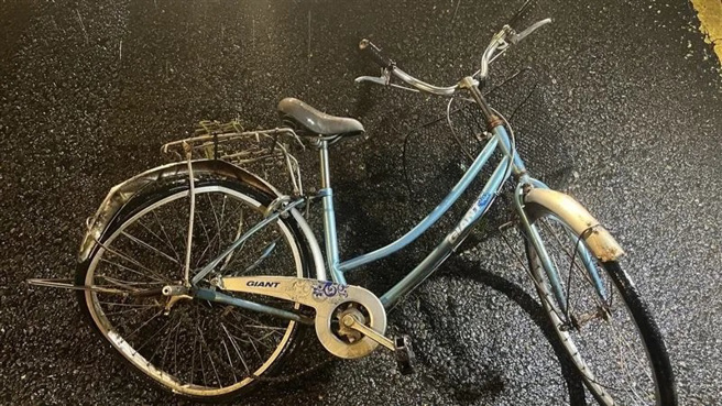 男子骑乘的自行车。（图 / 刘咏韵翻摄）