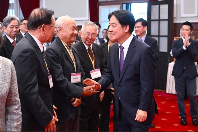 总统赖清德7日为27名资政、76名国策顾问及10位无任所大使送上聘书。 （资料照／翻摄自总统府官网）