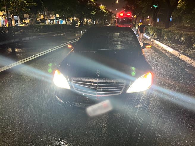 郑姓宾士车驾驶8日凌晨在环河快速道路上发生事故。（民眾提供）