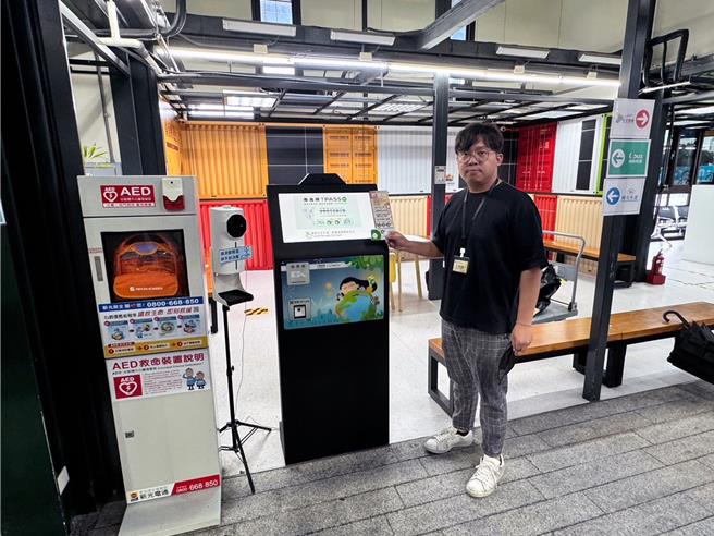 台南市政府交通局即日起在台南转运站、麻豆转运站、关庙转运站及新营转运站，推出自助服务「TPASSxMeNGo机」，只要持TPASS卡片即可使用机台自助购买月票方案并完成过卡，免收手续费，也可在机台直接操作退费。（交通局提供／洪荣志台南传真）