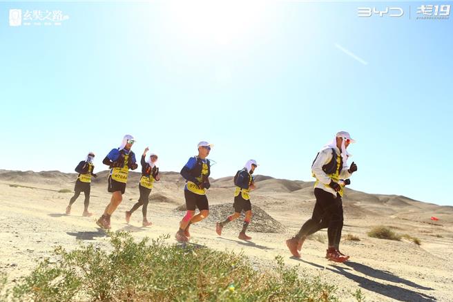 阳明交大两岸EMBA学员今年参加极限运动「戈壁马拉松赛事」。（阳明交大EMBA提供／王惠慧新竹传真）