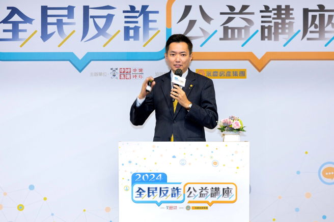 永庆房屋协理陈赐杰出席旺旺中时「全民反诈公益讲座」，建议民眾买卖不动产，应选择诚信、合法且有交易保障的房仲品牌。（永庆房产集团提供）