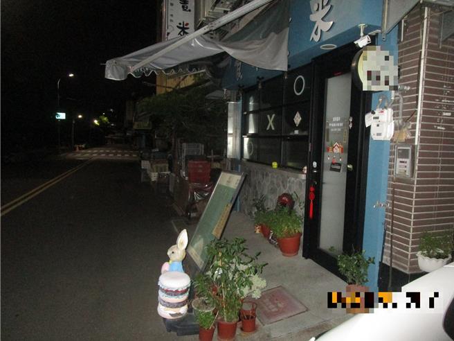 台中市7日深夜發生大貨車撞毀店家遮雨棚逃逸事件，屋主被撞擊聲驚醒起身查看，發現肇事車輛逃逸憤怒報案，所幸無人受傷。（民眾提供／陳淑芬台中傳真）