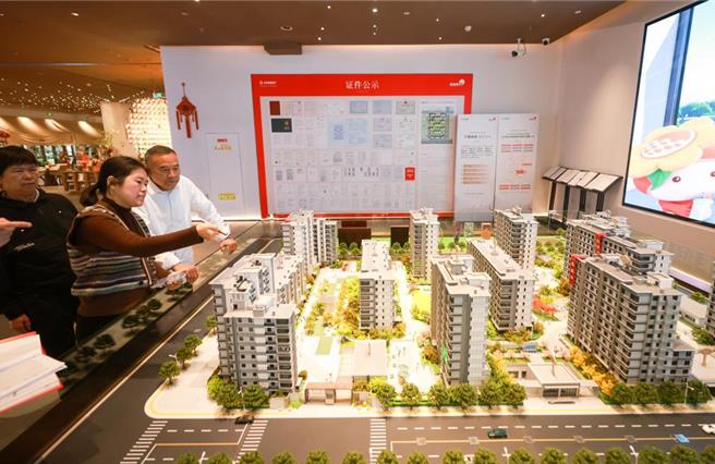 大陆国家发改委主任郑栅洁坦言，大陆国内经济下行压力有所加大，第3季投资消费等经济数据出现「波动」，一些领域风险隐患仍然较大。（摘自中新社）