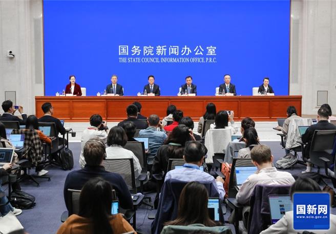 大陆国家发展改革委主任郑栅洁表示，明年要继续发行超长期特别国债，并优化投向加力支持「两重」建设（ 国家重大战略实施和重点领域安全能力建设），将在年内提前下达明年1000亿元（人民币，下同，约4.5兆台币）中央预算内投资计画和1000亿元的「两重」建设专案清单。 （摘自大陆国新办官网）