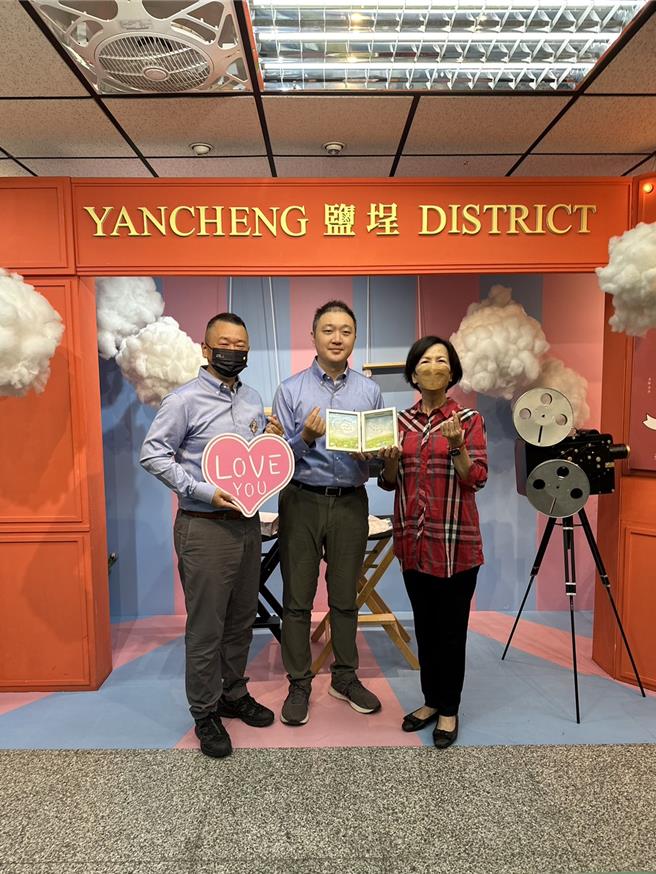 居住在高雄的Rayn與大陸籍男同志伴侶Righ，昨天順利在高雄登記結婚。（高市府民政局提供）